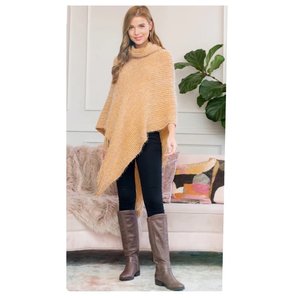 🌺2/$35 sale soft beige one size poncho - Picture 3 of 7